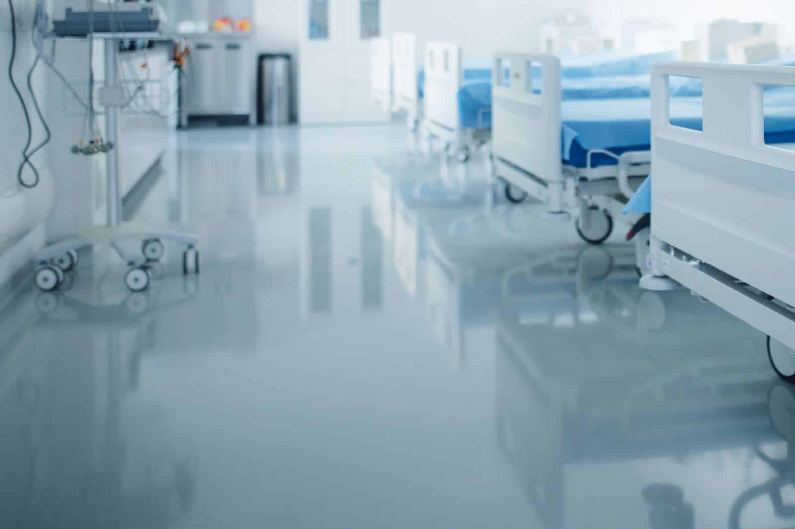 Seamless hygienic floor in a healthcare and fitness facility